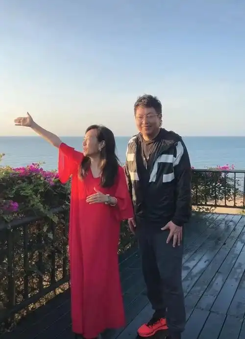 简介)主持人王芳被疑怀二胎,穿红裙身材臃肿小腹凸,和教授老公太低调