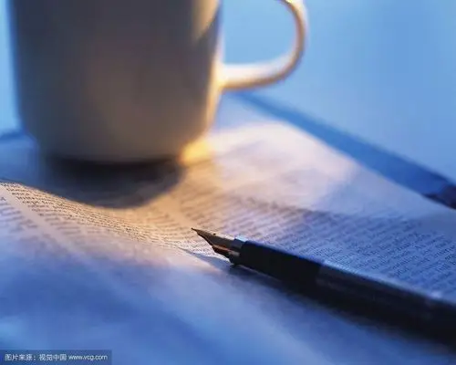 求一支本书上面放着一支钢笔的唯美图片