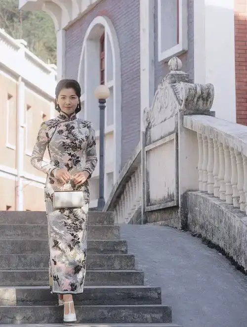 刘涛旗袍穿搭来啦,一袭旗袍风姿绰约,端庄典雅温柔大气,好美-度小视