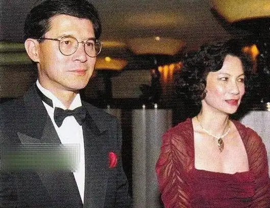 何晶洁与罗康瑞有儿有女,他为朱玲玲,却抛弃与发妻多年感情