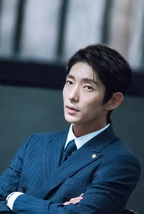 李准基《武法律师》帅气剧照图片
