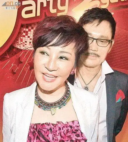 狄波拉与老公胡须kong出席活动.