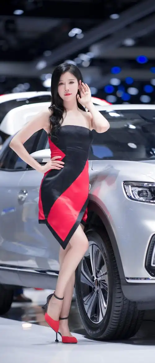 细腰丰臀车模适合当壁纸的图片