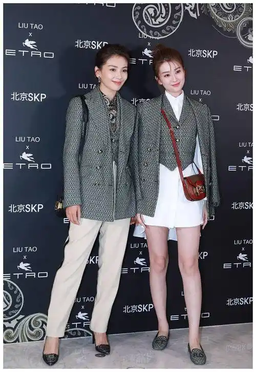 乔欣和刘涛同框穿平底鞋,特意伸腿歪头与姐姐并齐身高_柔道_西服_背心