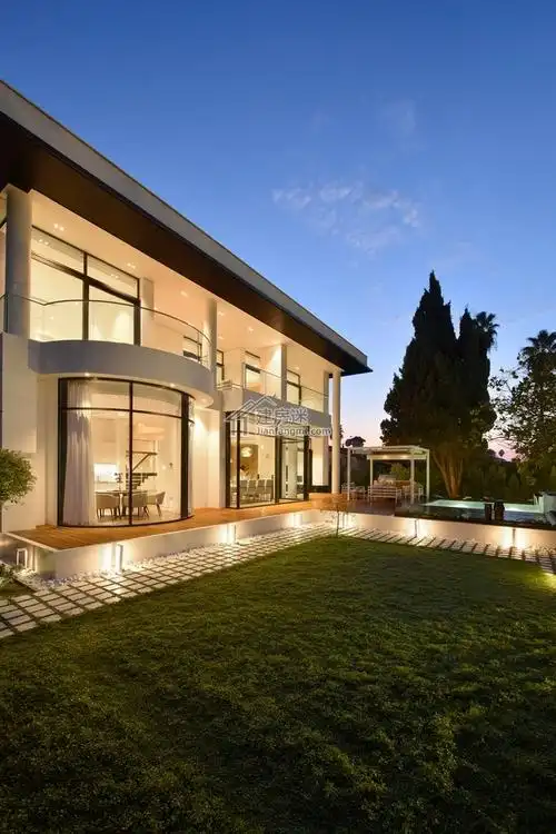 农村自建房15x15米两层现代风格弧形阳台别墅设计图