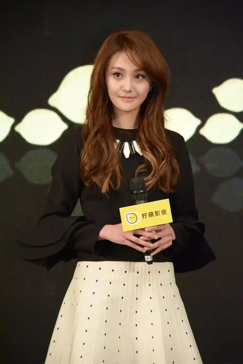 "爽"粉的福利来啦,生活中的"郑爽"更彰显出女性魅力的气质