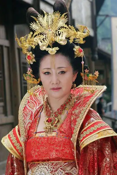 50岁的令妃近照美腻了,不过她的女儿更好看