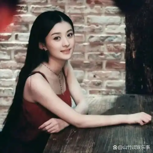 赵丽颖惊艳旧照曝光  当网友意外翻到赵丽颖的早期照片时,一片惊叹声