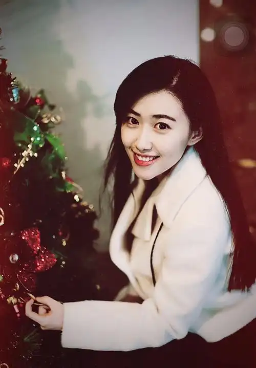 人大女神康逸琨晒游泳照 似清水芙蓉