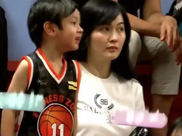 吴尊老婆林丽莹出境不再遮掩素颜清纯耐看但吸引吴尊的不是颜值