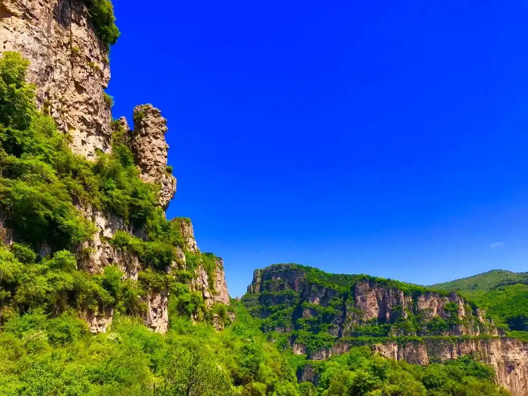 小西天景区位于山西省平顺县杏城镇东南12里处,海拔1672米,雄踞南太行