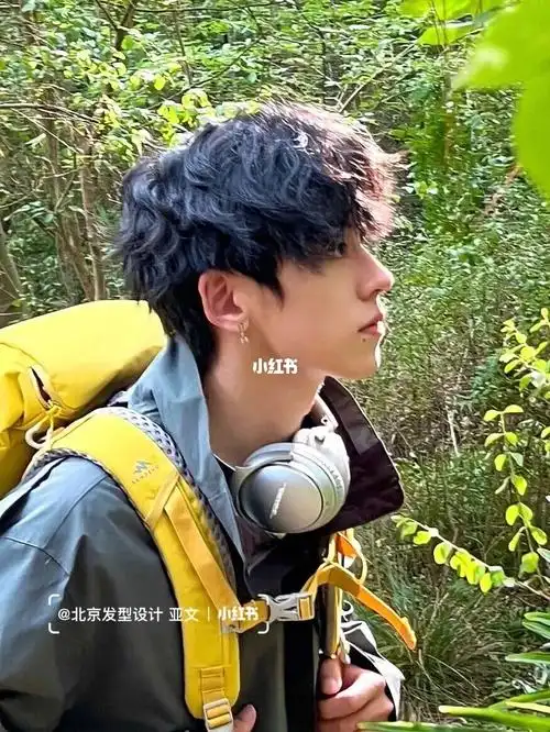 卷发休闲日常男士日系慵懒感卷发 男士春夏发型参考:慵懒日系卷发我们