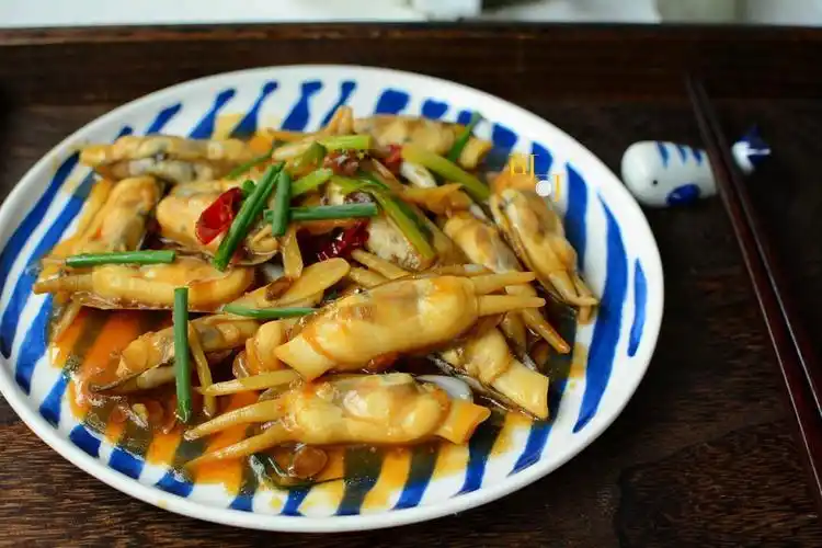 香辣有味的酱爆蛏子,下酒下饭,比水煮好吃,我一个人能吃掉一盘