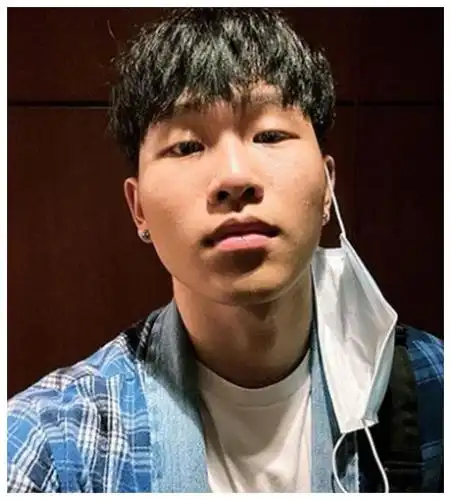 陈坤儿子罕晒近照,18岁陈尊佑换新发型颜值陡升,美女互动显暧昧