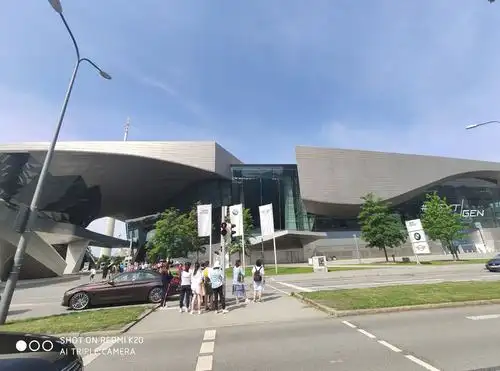 今天上午,我们抵达了德国——慕尼黑,著名的汽车品牌奔驰的总部就坐落