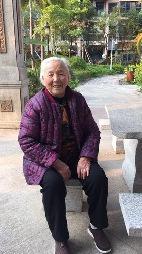 八十岁幸福老人开心游中越边境,观大海,听海涛诉说着故事,忆往昔!