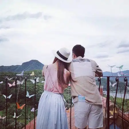 两个人的背影相互靠着,像这种的,但是要漂亮点,这个有点.