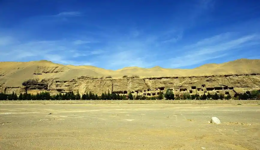 莫高窟是中国第一大石窟,俗称千佛洞,位于敦煌市东南25公里鸣沙