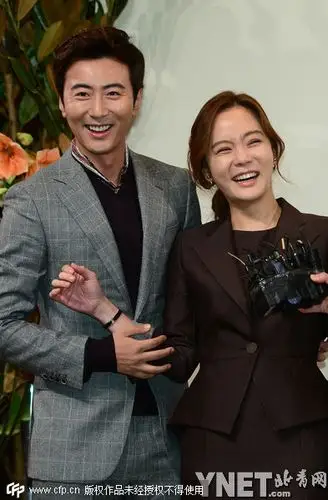 蔡琳高梓淇夫妇韩国首亮相十指紧扣秀甜蜜