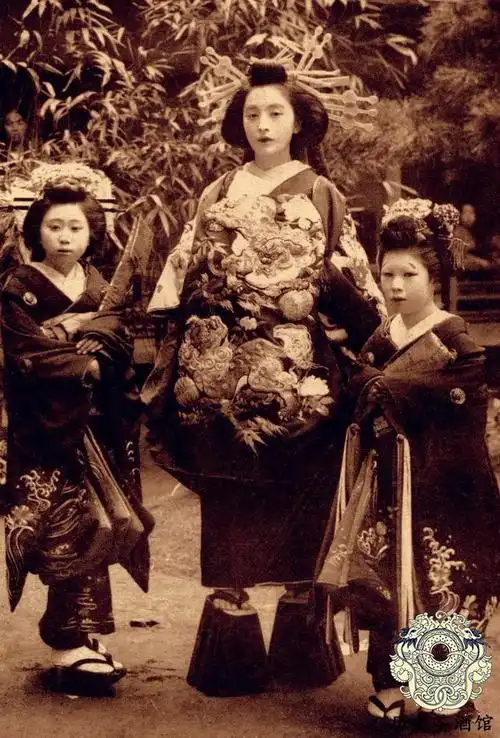 原创一组百年前的日本青楼女子老照片长相漂亮打扮美艳很妖娆