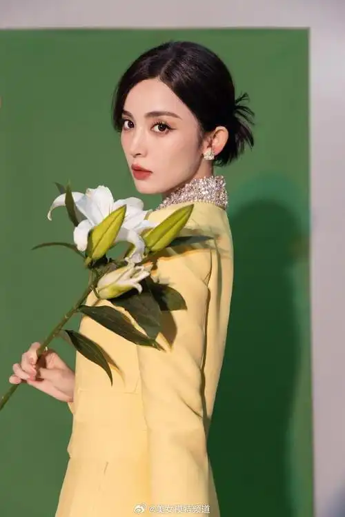 古力娜扎奶黄色清雅写真 小香风套装温婉贵气