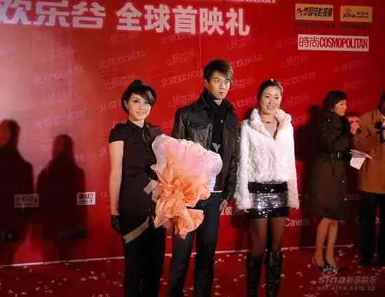 厉娜献唱桃花运首映遗憾未与葛优搭戏图