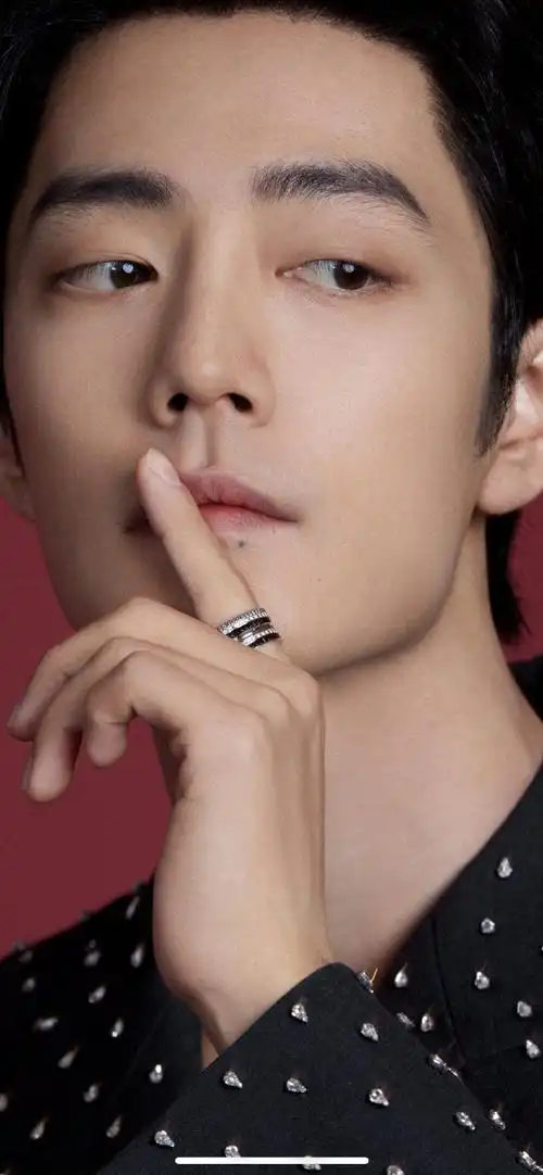 肖战身上好多钻##肖战好闪##肖战微博之夜