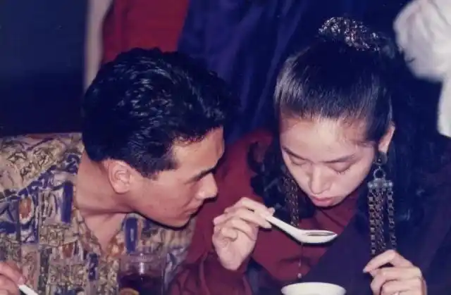 让人非常遗憾的是,当阿paul跟梅艳芳求婚想跟她一生一世时,事业如日