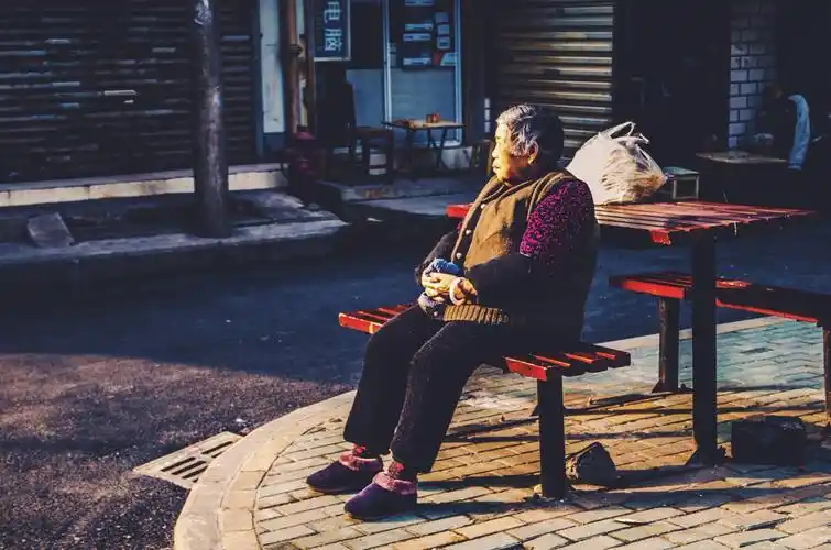 晒太阳的老人