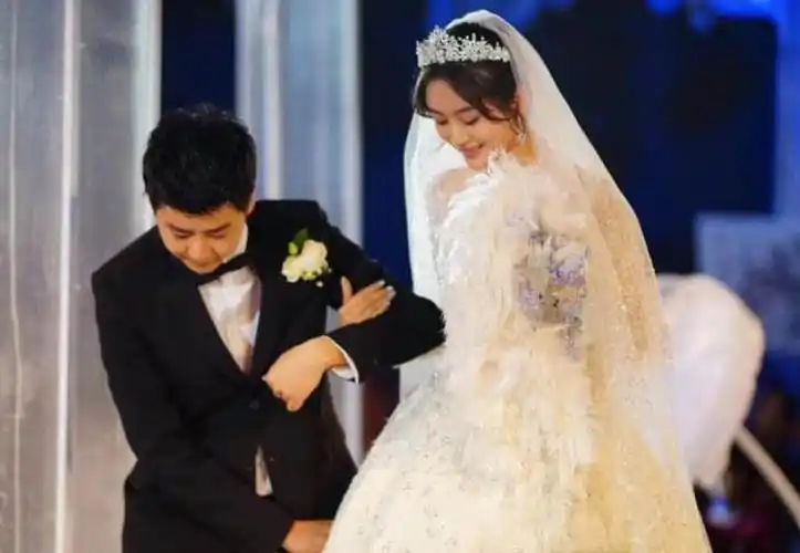 她竟偷偷结婚了老公是比她还红的他连关晓彤都表示羡慕