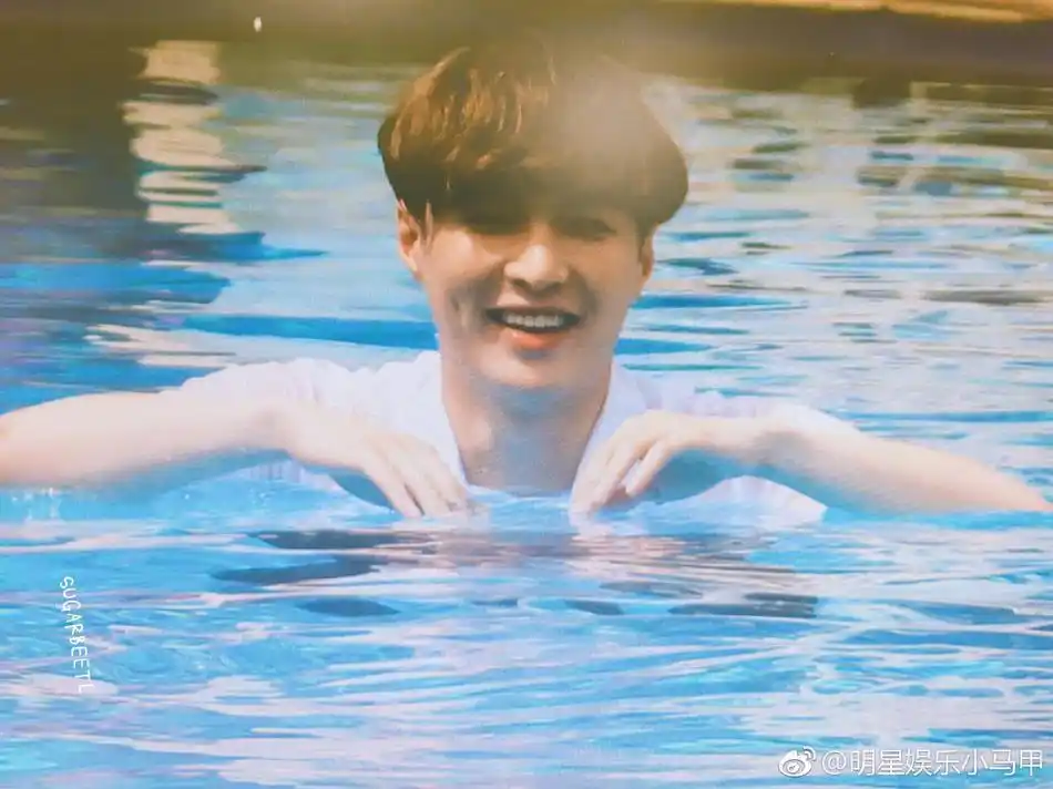 组图:张艺兴落水照曝光 笑容灿烂帅气可爱_高清图集_新浪网