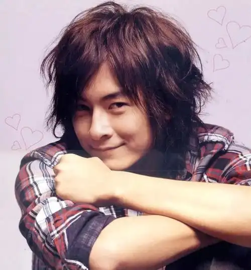 穿上婚纱,配上卷发也是有点妩媚……后来很长时间里,我都觉得郑元畅