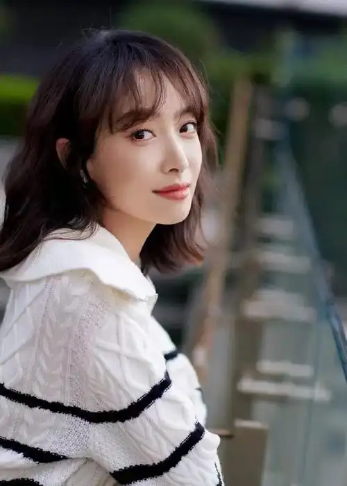 宋茜身穿黑色半裙,搭配简约大方的上衣,造型摩登时髦