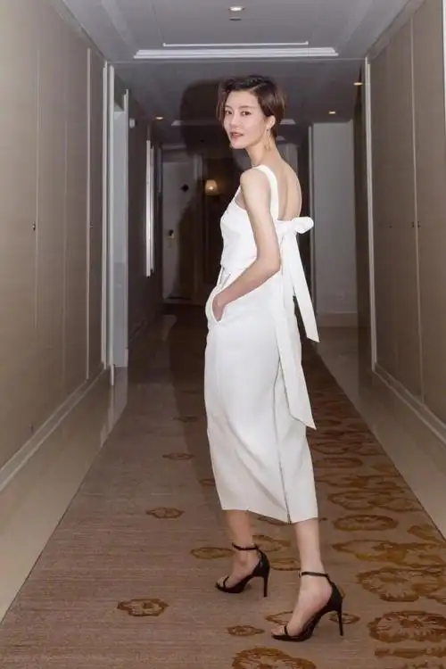 被车晓新造型惊艳了,白色连衣裙现活动,170cm身材比例不输超模