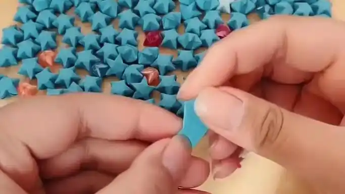 为了操作方便,我就地取材地将a4广告纸裁成小纸条来折小星星啦纸条的