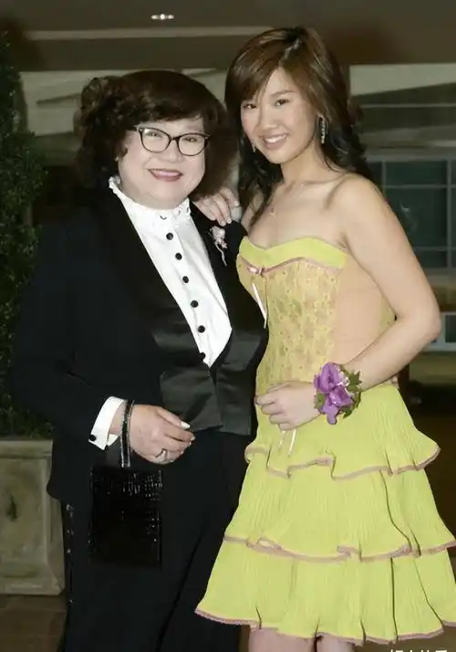 同是郑少秋女儿,沈殿霞生的郑欣宜和官晶华生的待遇天差地别_生活