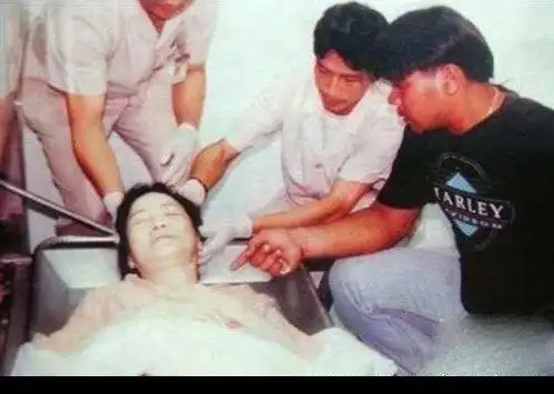 震惊娱乐圈的七大未解之谜:邓丽君去世时脸上有一个巴掌红印