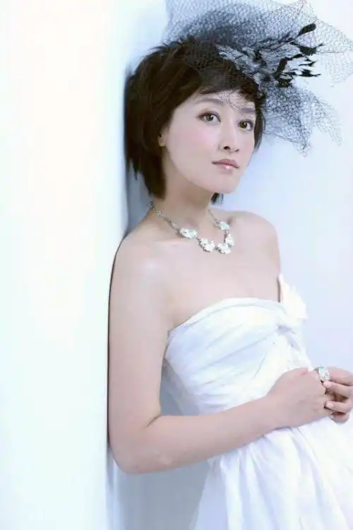 原央视主播赵琳 纯白低胸裙妩媚成熟(组图)_娱乐_凤凰网