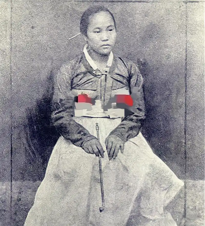 历史老照片,这是1900年韩国女性的传统服饰——"露乳"礼服.