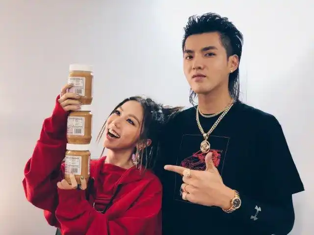 邓紫棋吴亦凡合影 这样萌系的身高差着实太可爱