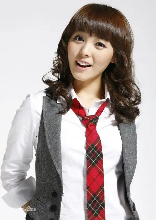 展开全部 闵先艺,wonder girls队长,2001年jyp英材计划中通过电视