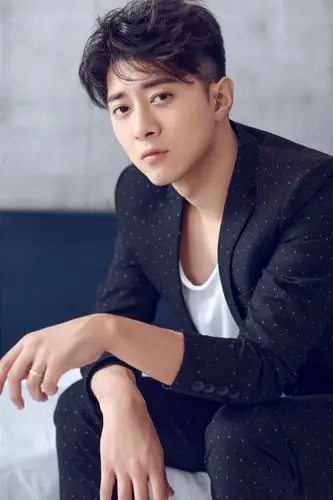 郭家豪曝极简时尚写真 线条硬朗诠释型男魅力