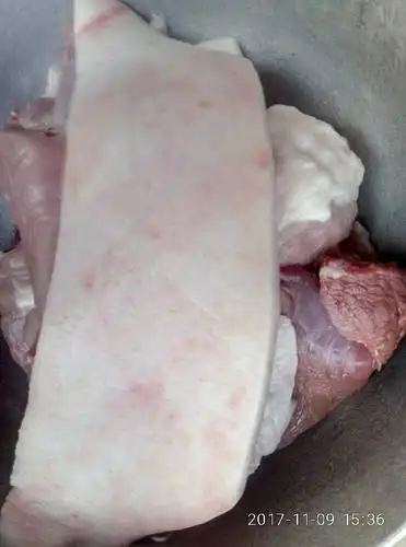 看看猪皮上吧!这样可以吃吗?有一小块瘦肉有些小红点.瘦肉我没拍下来.