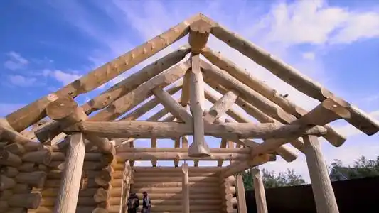 木工房新家建筑以木结构房屋为框架,以明蓝多云的天空为背景,木工概念