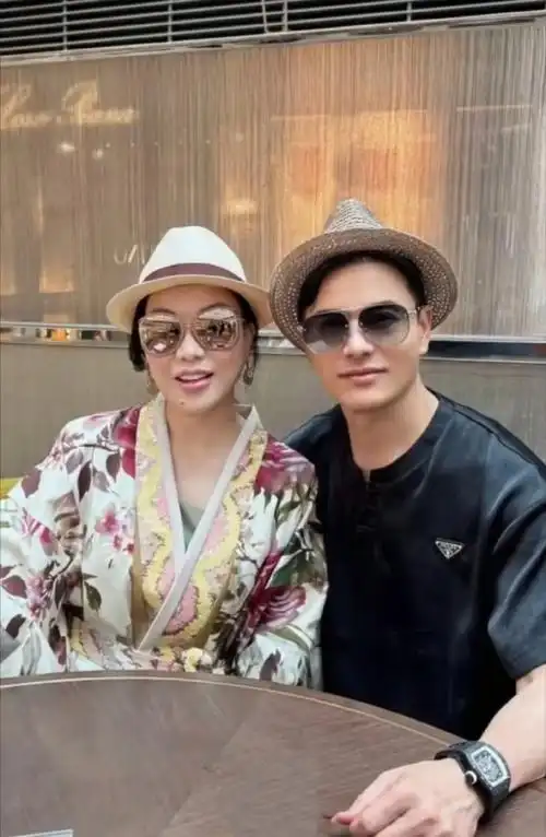 68岁吕良伟大暑晒和老婆杨小娟合影,完全看不出15岁的年龄差!