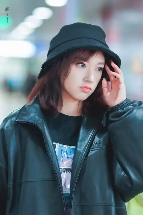 【程潇剪短发似邻家女孩 穿黑色皮夹克随手撩发可盐可甜】#程潇#现身