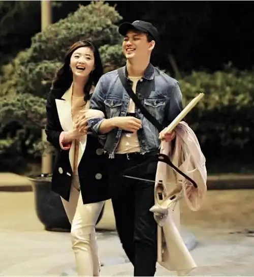 蒋欣新恋情曝光?手牵手回酒店,幸福甜蜜