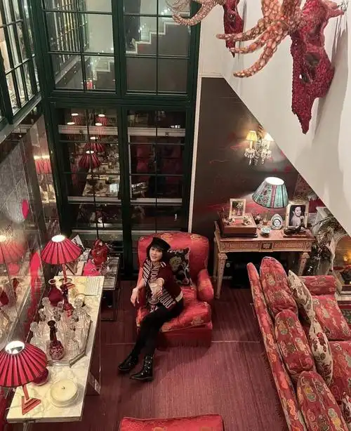 57岁刘嘉玲在家过圣诞节晒豪宅曝光奢华内景有如欧式宫殿