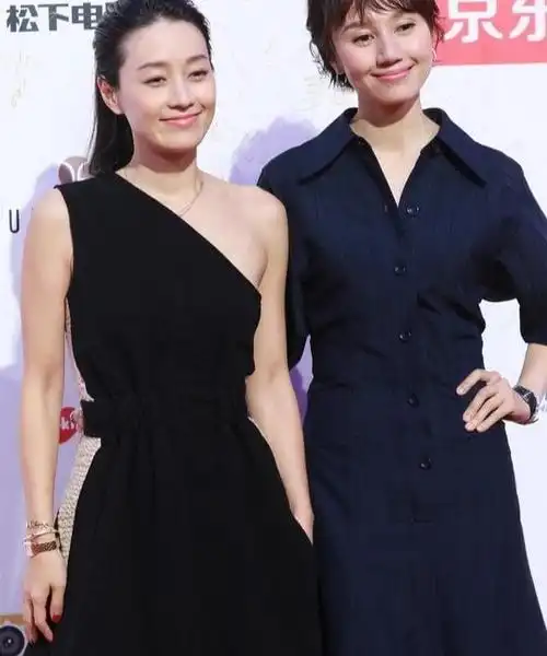 袁泉马伊琍合拍大片,同为短发造型,两人表现佳袁泉赢在身高上