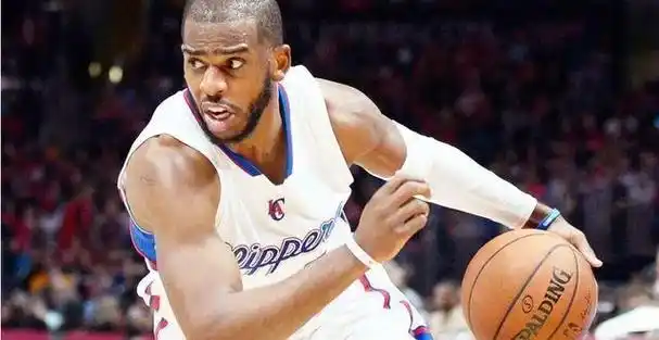 他的运球并非以大幅度的动作取胜,而是擅长在极为有限的空间内精准